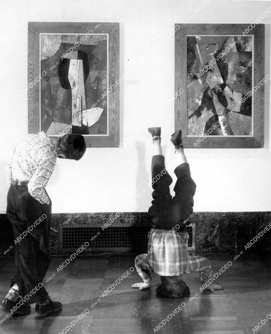 crp-15410 1955 10 yo kid Bernard Haight stands on head to make out modern art at Detroit Mich Museum Institute of Art crp-15410