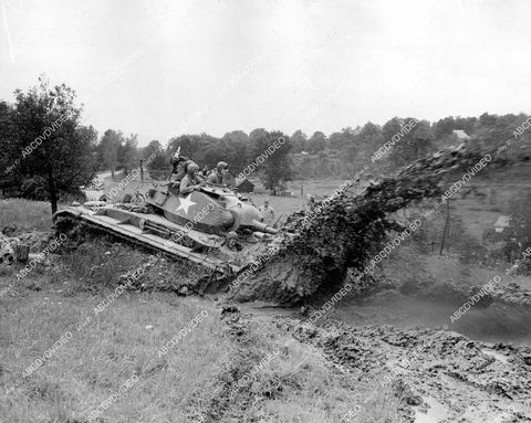 crp-15426 1945 WWII tank training at Lake Popolopen NY goes through water obstacle crp-15426