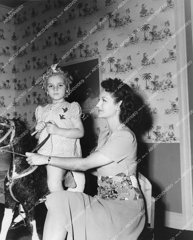 crp-15567 1940 candid Rochelle Hudson & child star Gloria de River film Bachelor's Babies crp-15567