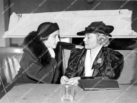 crp-15802 1935 candid Dorothy Devore and friend lunching crp-15802