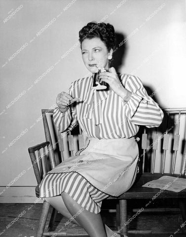 crp-15815 1945 Barbara Jo Allen rolls her own cigarettes on set film SNAFU crp-15815