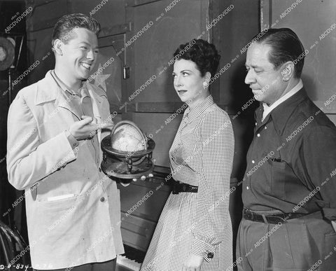 crp-15816 1945 candid Jimmy Lloyd w miniature globe, Barbara Jo Allen, Robert Benchley on set film SNAFU crp-15816