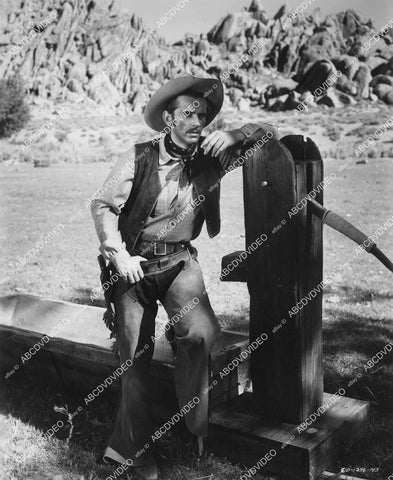 crp-00159 1955 Jack Kelly leaning on the water pump film The Violent Men crp-00159