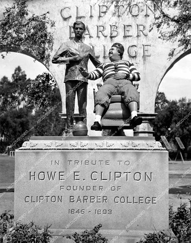 crp-16264 1938 Billy Gilbert at statue Howe E Clipton Barber College short subject film Once Over Lightly crp-16264