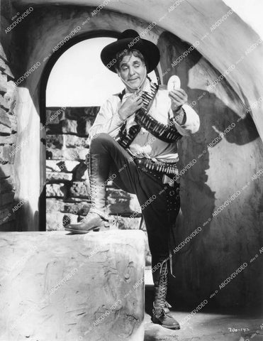 crp-16485 1934 Leo Carrillo does quick makeup check film Viva Villa crp-16485