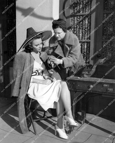 crp-16507 1944 candid Janet Blair gets help w her knitting on set crp-16507
