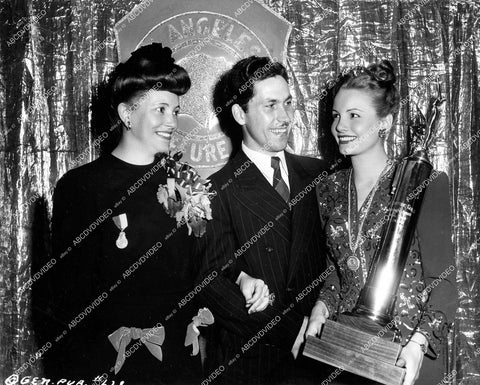 crp-16519 1944 Janet Blair (best coiffure hair-do 1943 award) Helen Hunt, Mr Vernon Garrett crp-16519
