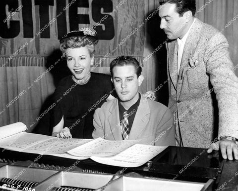 crp-16527 1946 Janet Blair, Cesar Romero, Sam Furman rehearse singing for radio show crp-16527