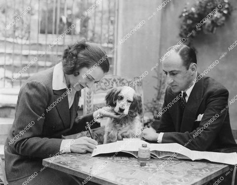 crp-00167 1936 news photo Helen Gahagan w her dog signs to play role Light Opera The Merry Widow for Edwin Lester crp-00167
