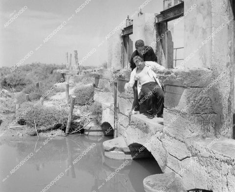 crp-01714 1963 Kerwin Mathews dumps a body in the river Hammer film Maniac crp-01714