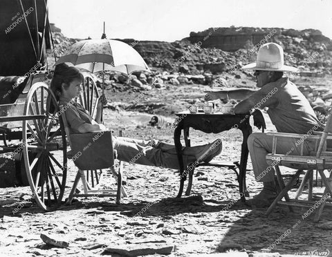 crp-17246 1965 director John Sturges sits w Lee Remick film The Hallelujah Trail crp-17246