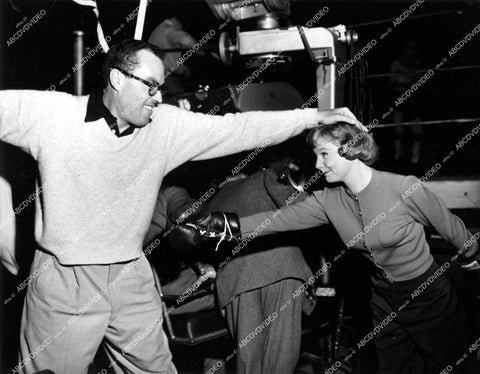 crp-17259 1950 director John Sturges w June Allyson in boxing gloves film Right Cross crp-17259