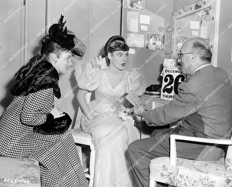 crp-17277 1947 director Robert Siodmak sell Ella Rains & Helena Carter charity tickets film Time Out of Mind crp-17277