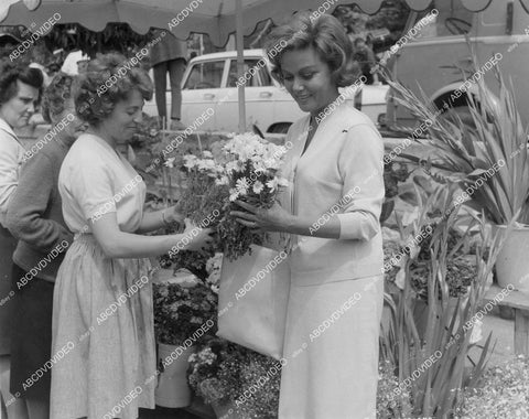 crp-01761 1963 candid Nadia Gray buys some flowers on location Hammer film Maniac crp-01761