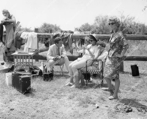 crp-01772 1963 Kerwin Mathews and cast wait for shot to be setup Hammer film Maniac crp-01772