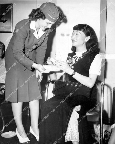 crp-17796 1944 Anna May Wong gets sandwich American Airlines stewardess Janice Enright at RNC convention in Chicago crp-17796