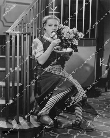 crp-00178 1938 news photo Franciska Gaal w food and flowers for upcoming film The Awakeniing of Katrina crp-00178