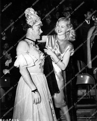 crp-18099 1946 lovely Adele Jergens w Ice Capades star Eric Waite for ice skating show opening crp-18099