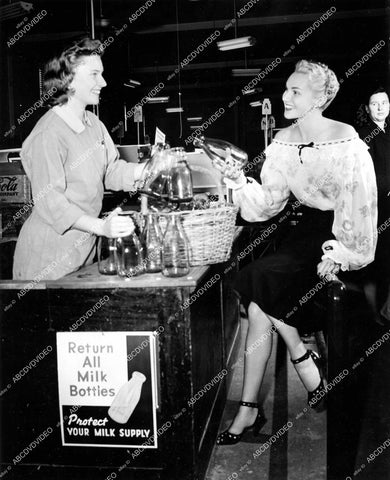 crp-18107 1944 Adele Jergens helps WWII scrap drive effort returns milk bottles crp-18107