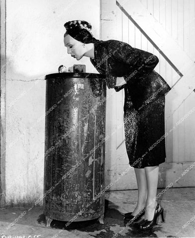 crp-18112 1945 Adele Jergens hits the water fountain behind the scenes film She Wouldn't Say Yes crp-18112