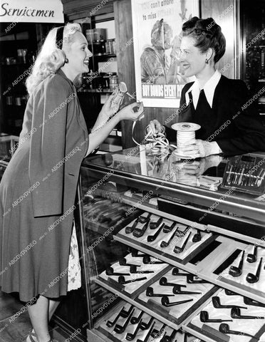 crp-18117 1945 Adele Jergens goes pipe shopping for dad for Father's Day crp-18117