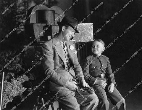 crp-18131 1936 candid William Gargan gets visit from son Barrie Gargan on set film Alibi for Murder crp-18131