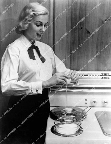 crp-18325 1953 beautiful Dolores Rosedale uses infrared lamp to cook egg Roxanne TV Beat the Clock crp-18325