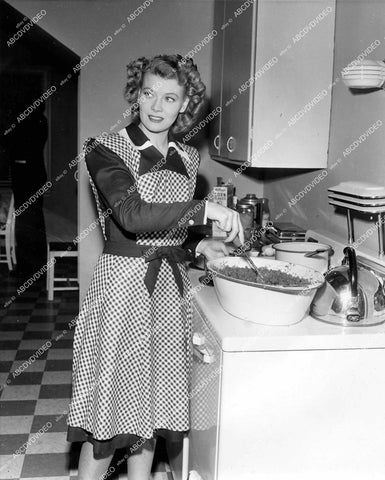 crp-18383 circa 1942 Penny Singleton cooks up something for the horse in latest Blondie film crp-18383