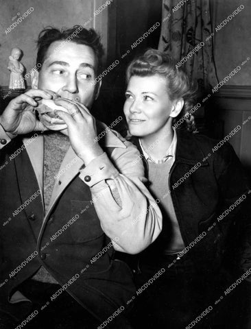 crp-18387 circa 1942 Penny Singleton & husband Robert Sparks at home share a sandwich crp-18387