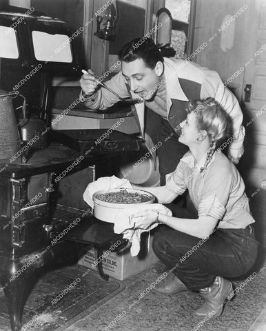 crp-18389 circa 1942 Penny Singleton & husband Robert Sparks at home cooking up a feast crp-18389