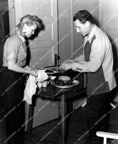 crp-18390 circa 1942 Penny Singleton & husband Robert Sparks at home cooking up a feast crp-18390