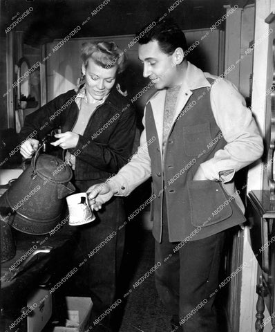 crp-18391 circa 1942 Penny Singleton & husband Robert Sparks at home w lots of coffee crp-18391