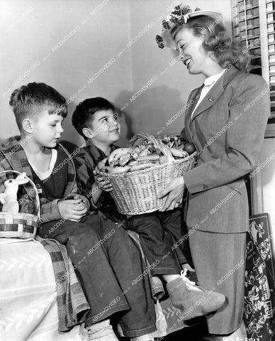 crp-18408 1941 Penny Singleton pays Easter Basket visit to Children's Hospital Hollywood crp-18408