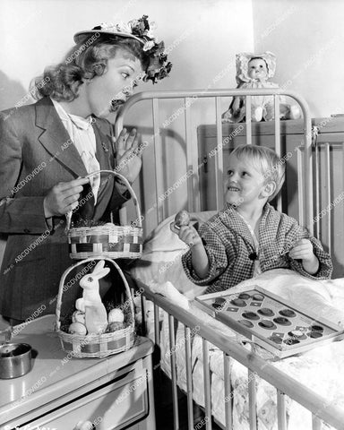 crp-18409 1941 Penny Singleton pays Easter Basket visit to Children's Hospital Hollywood crp-18409