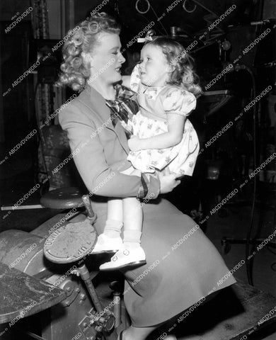 crp-18412 circa 1944 Penny Singleton w child star Marjorie Ann Mutchie on set Blondie film crp-18412