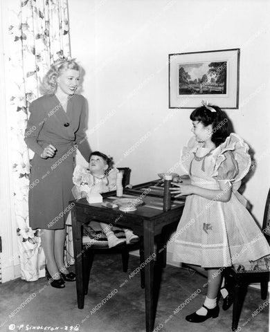 crp-18418 1942 Penny Singleton at home w her daughters crp-18418