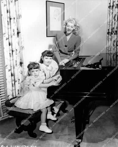 crp-18419 1942 Penny Singleton at home w her daughters crp-18419