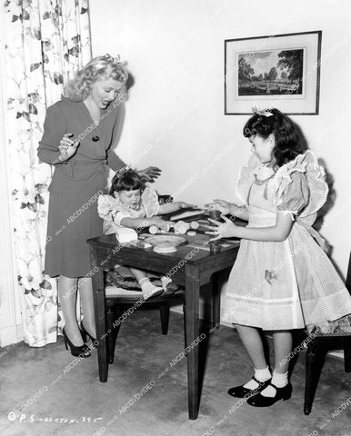 crp-18420 1942 Penny Singleton at home w her daughters crp-18420