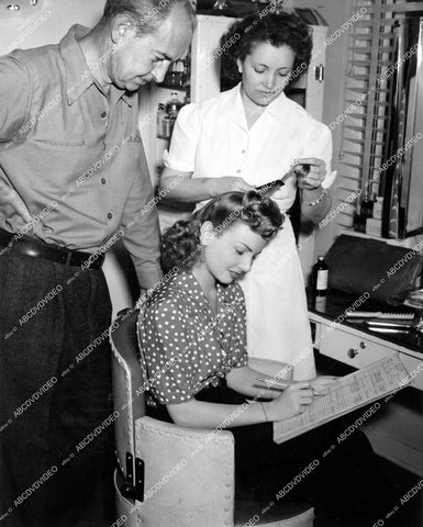 crp-18485 1943 Janet Blair & hairdresser Helen Hunt buy war bonds Harold Belcher on set film Something to Shout About crp-18485