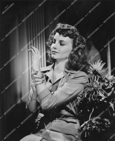 crp-18505 1943 Janet Blair admires new engagement ring from fiancee Louis Busch crp-18505