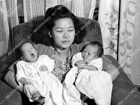 crp-01874 1944 ori gphoto Long Beach, Ca Twins Are Rare for Chinese Daisy Lew w twin daughters Pauline & Eileen crp-01874