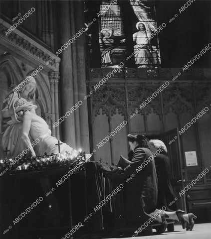 crp-01876 1944 Prayers & Thanksgiving in New York's St Patrick's cathedral during WWII crp-01876