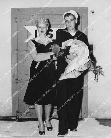 crp-01879 1940's WWII Thanksgiving USO Yeoman John Howe w Betty Weber will have turkey dinner together crp-01879