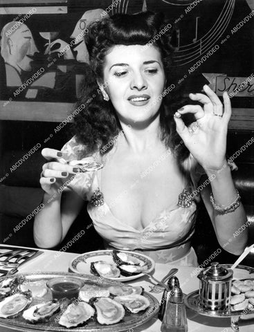 crp-19019 1943 Ann Dupont finds pearl in oyster at The New Yorker Hotel crp-19019