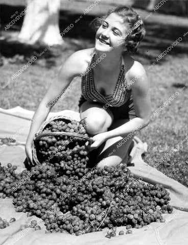 crp-19052 1934 Beatrice Powell w giant basket of grapes California State Fair San Joaquin County crp-19052