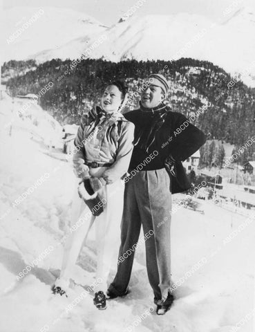 crp-01993 1940 opera singer Richard Tauber w wife Diana Napier skiing in St Moritz, Switzerland crp-01993