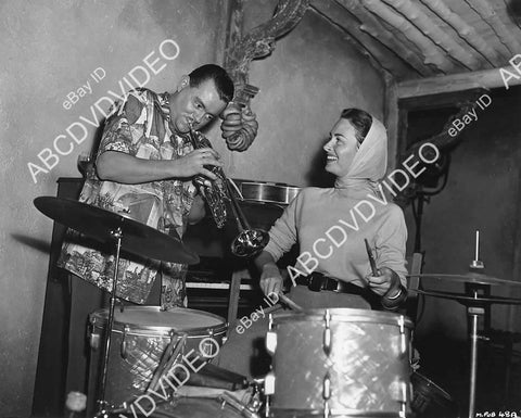 crp-02064 1956 trumpet player Eddie Calvert & Donna Reed have some fun on location film Beyond Mombasa crp-02064