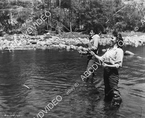 crp-02069 1953 candid Rock Hudson, Donna Reed do some fishing Oak Creek Ariz on location film Gun Fury crp-02069