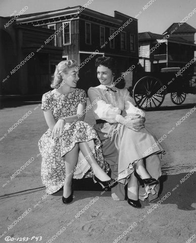 crp-02076 1954 candid Donna Reed gets visit famous model Adrienne Garret on set film Three Hours to Kill crp-02076