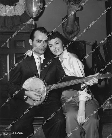 crp-02079 1954 candid Donna Reed gets visit from her brother Keith Mullinger w banjo film Three Hours to Kill crp-02079
